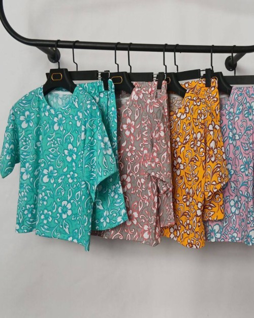  نام کالا :#ست_کراپ_شلوارک_گلدار 7722 مشخصات